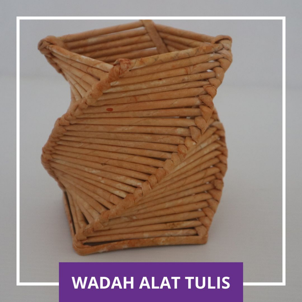 

Kerajinan tangan wadah alat tulis dari bahan kertas