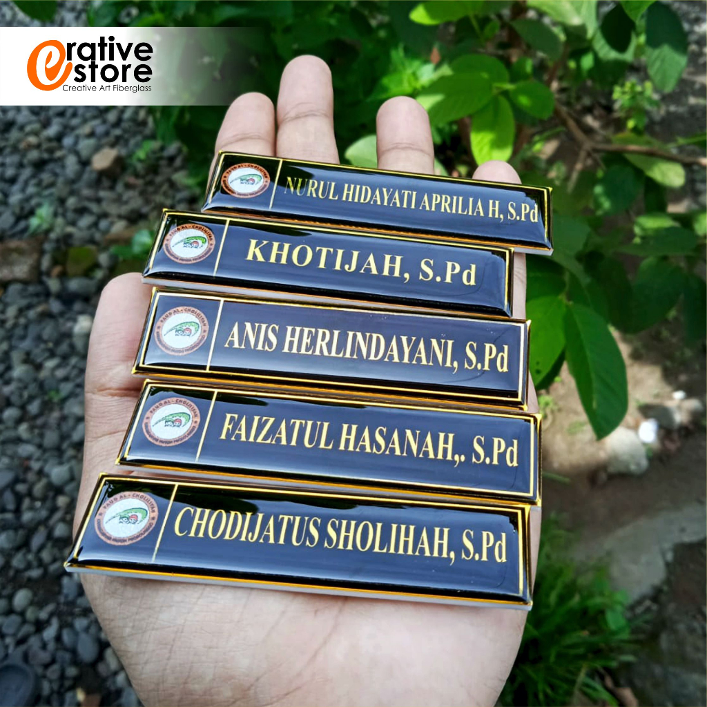 

GROSIR NAMA DADA NAMETAG BAHAN AKRILIK DAN BESI DICETAK DENGAN RESIN LIKAL MENGUNAKAN MAGNET