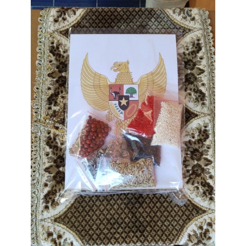 Kolase biji bijian tempel sendiri garuda merah putih