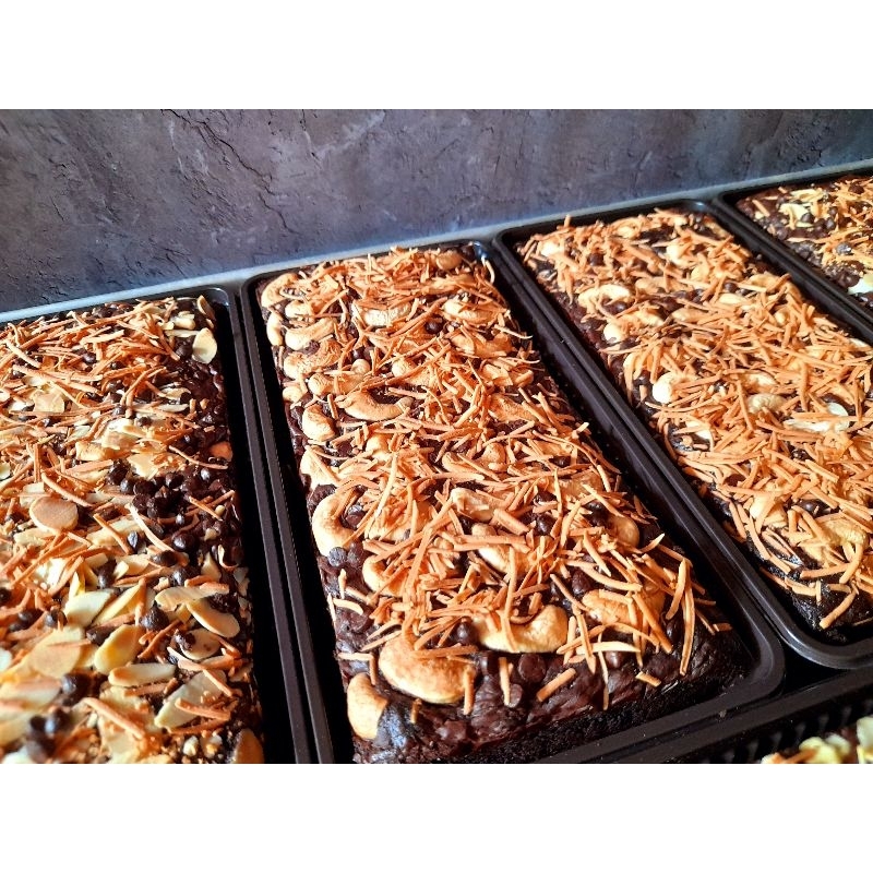 

BROWNIS TRIPPLE TOPING CASHEW CHOCOCHIPS KEJU
