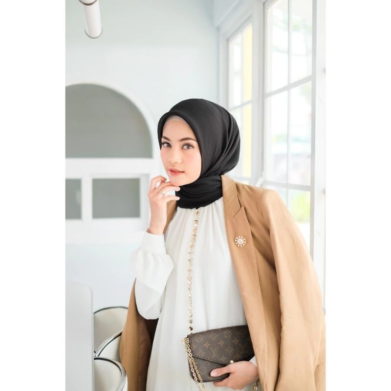 AYU BY AYU LESTARI- MOIRA PLAIN SQUARE(WARNA HITAM(LENGKAP BOX+PAPERBAG)