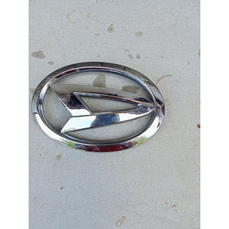 logo emblem chrome 13cm belakang Daihatsu xenia