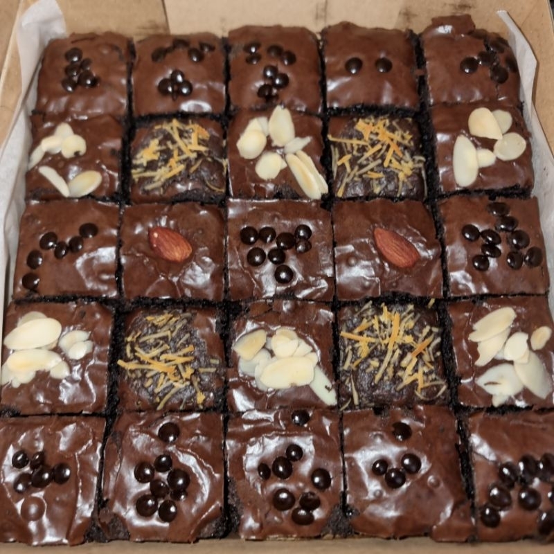 

BROWNIES SEKAT MAMA ABDU UK. 20X20 ISI 25 PCS