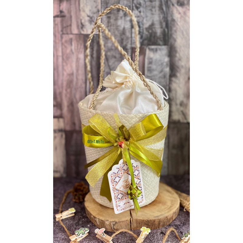 

keranjang hampers lebaran eksklusif/ gift box lebaran/ keranjang hampers idul fitri/ keranjang hampers unik/ anyaman pandan/hampers kue kering/parcel kue