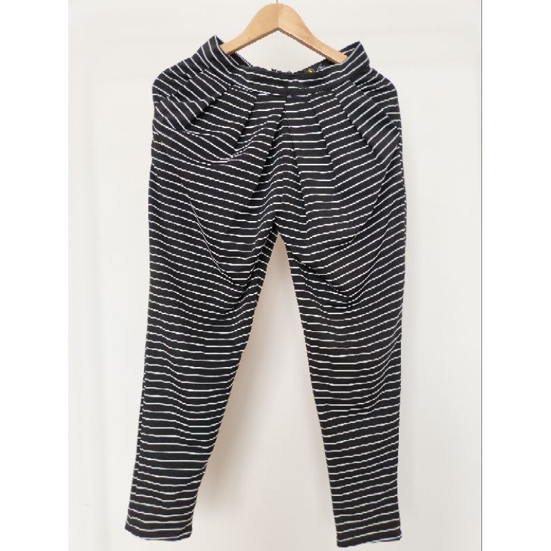 Preloved Pants - Garis2 Hitam Putih