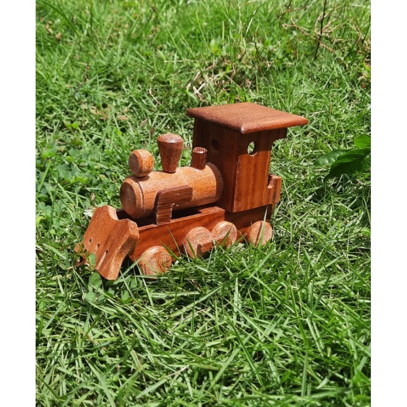 MINIATUR KERETA LOKOMOTIF DARI KAYU