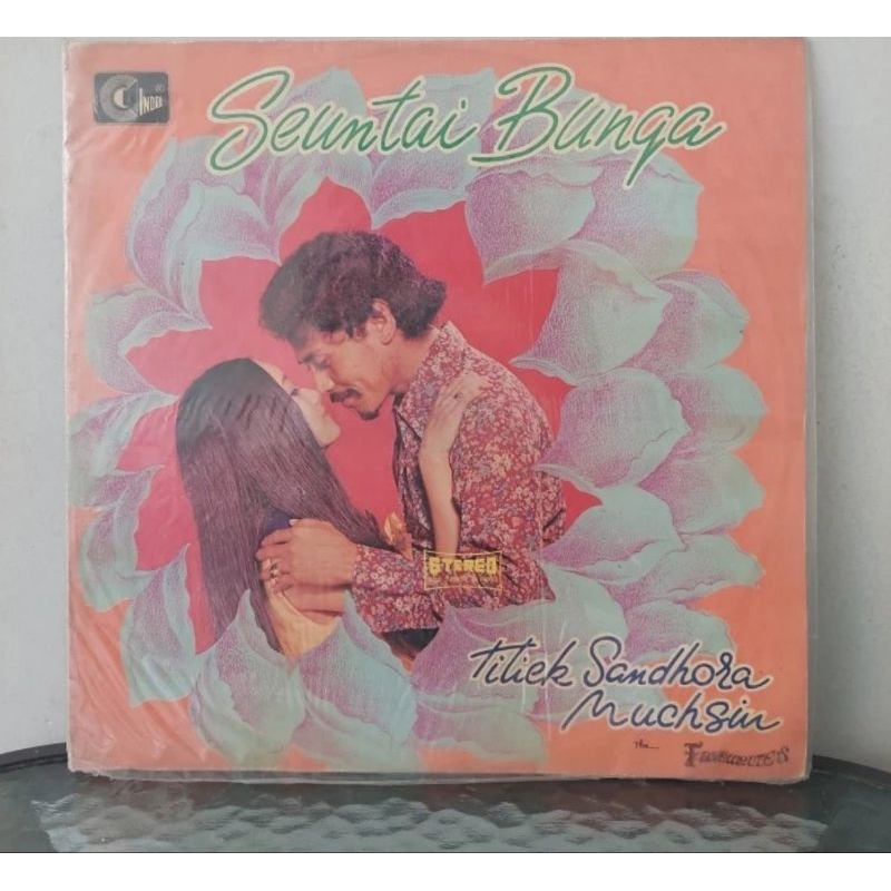 Vinyl Piringan Hitam 12 inch Titiek Sandhora&amp;Muchsin-Seuntai Bunga