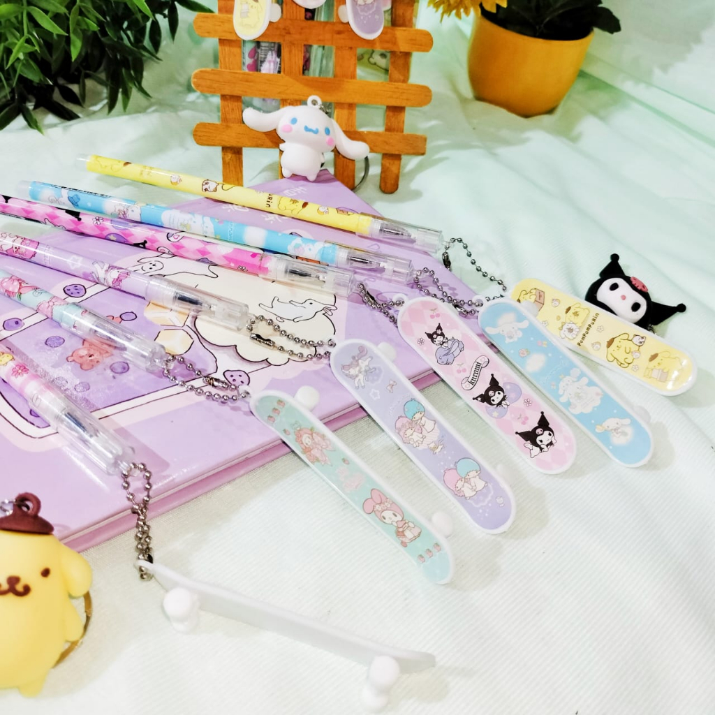 

Pulpen Gantungan Skateboard SANRIO super Cute Favorit Anak limited edition / Pen Gantungan Sanrio skate board Kuromi Purin CInnamorol Best Quality Bisa Grosir dan COD