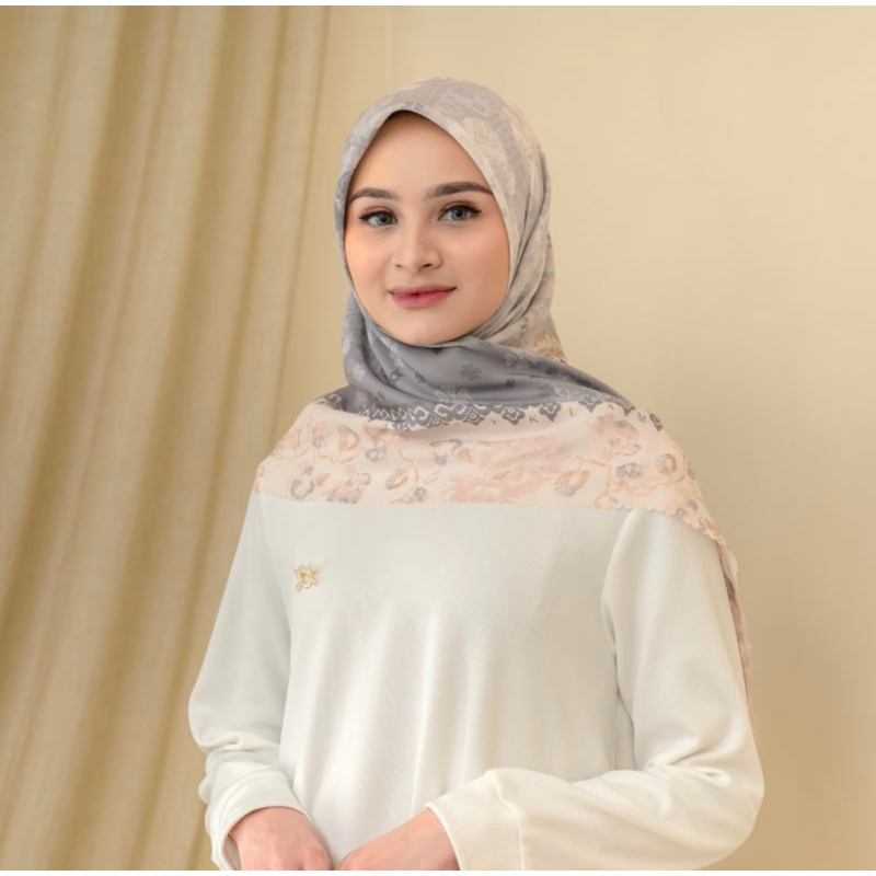 Preloved Serayu Scarf Misty Wearing Klamby