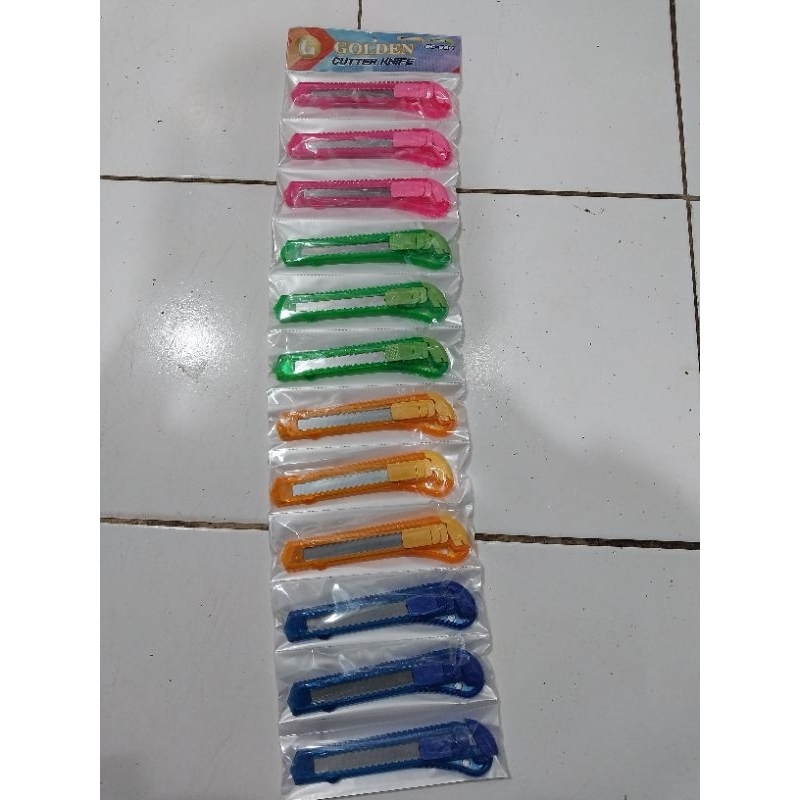 

pisau cutter bening/kater bening/kater golden/catter golden/cutter golden/cutter bening/pisau cutter/pisau cutter bening