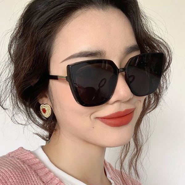 Kacamata Hitam Wanita Optik Anti Sunglass Model Artis Kecamata Viral Trend Bentuk Persegi Tebal Kcamata Fashion Sunglasses Kaca Mata Item Itam Anti Silau Sinar Matahari Debu UV Ultra Violet Eyewear KUV Frame Cat Eye New Retro Korea KCH38