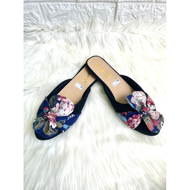 Sepatu Slip On Wanita Terbaru Simple Model Kipas Bunga Navy Flatshoes Unik Lucu Simple Sandal Rumahan