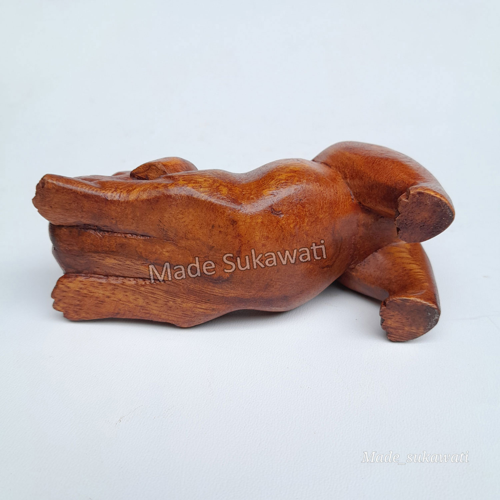 Patung kayu Anjing Bulldog Sleik Menungging Kerajinan handmade Bali