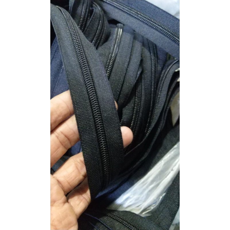 daun resleting no.6 hitam. per meter.