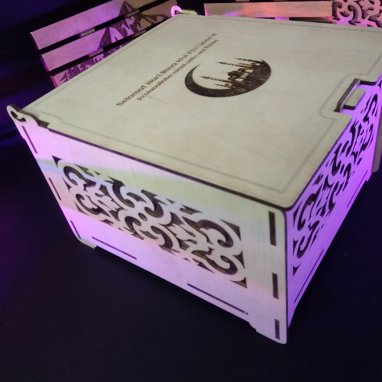 

Box kayu untuk hadiah parcel lebaran dengan ornamen unik Ukuran 21cm X 14cm X 19cm