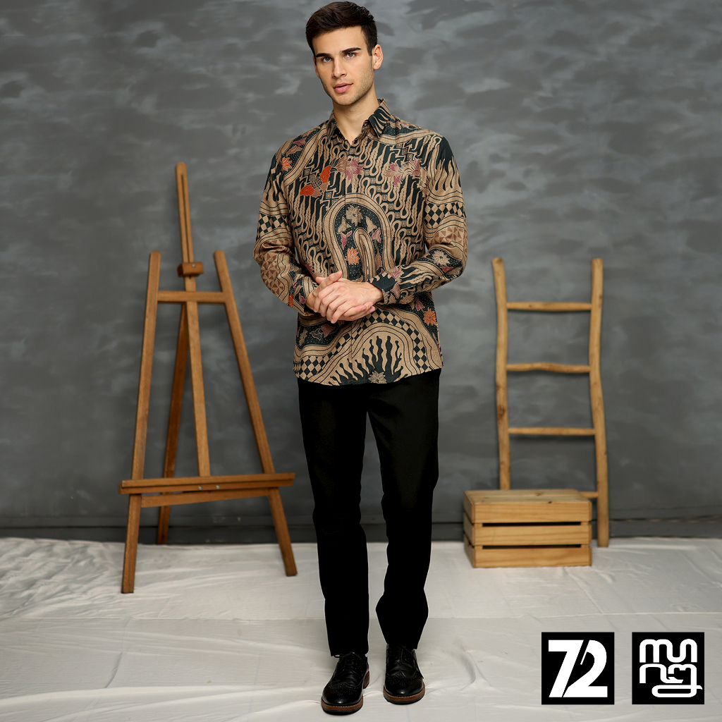 KEMEJA BATIK PRIA LENGAN PANJANG Kemeja Dobby Slimfit Motif Parang Kupu Warna Hitam Coklat 723158 Cap 72 - Baju Kemeja Atasan Pakaian Setelan Batik Pria Cowok Laki Laki Remaja Keluarga Kantor Lengan Panjang Modern Slimfit Slim Fit Premium Kekinian