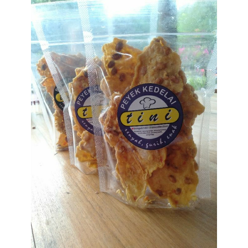 

peyek kedelai khas bali