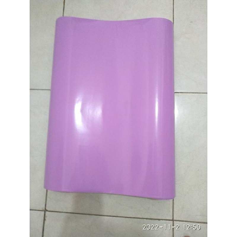 stiker skotlet warna ungu lilac glossy,,,,lebar atau tinggi stikernya 45cm