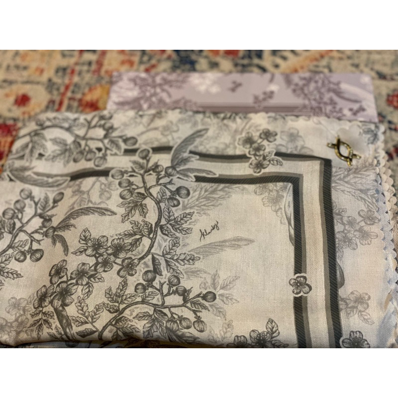 preloved wearing klamby ruby scarf white marble