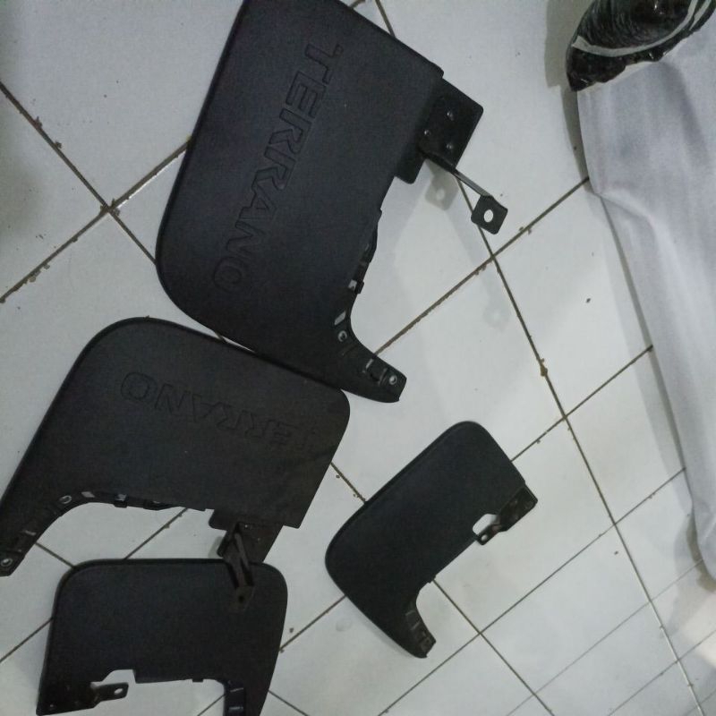 MUD GUARD NISSAN TERRANO PEPET LUMPUR NISSAN TERRANO BELAKANG KANAN (RR RH)