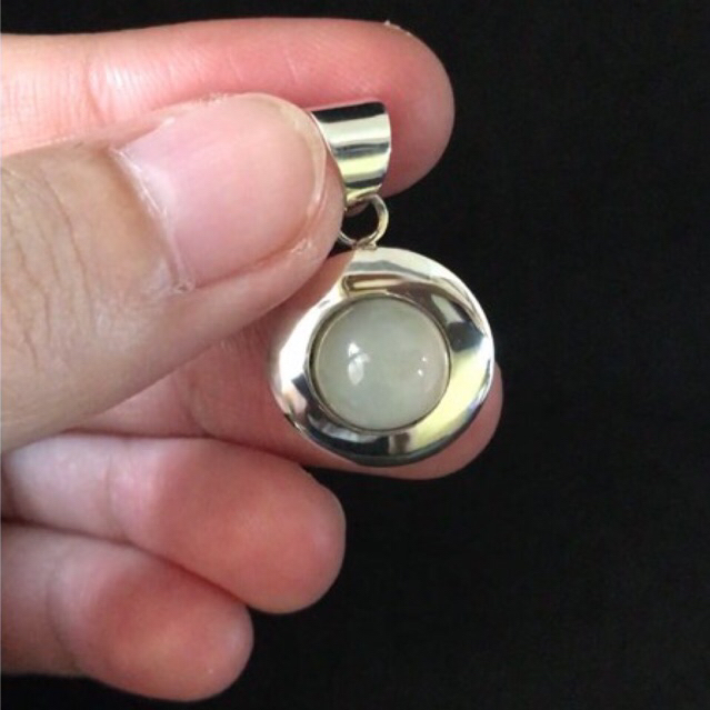 Round Moonstone Silver Pendant (Liontin Perak Moonstone Bundar)