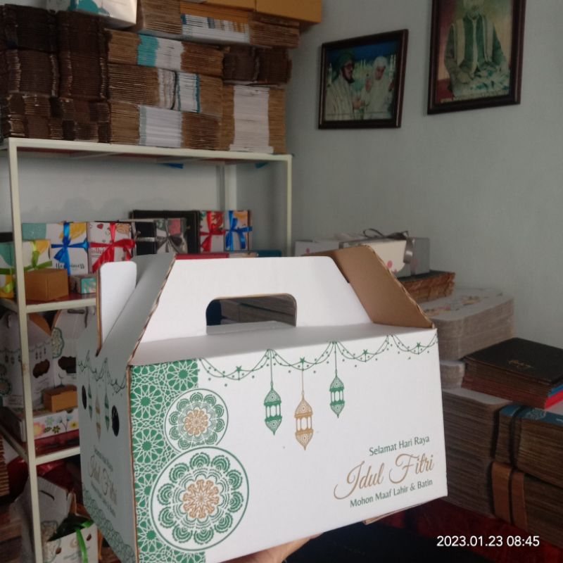 

Box 27x18x15 cm ( jinjing ) tenteng/Kardus/Polos/Buah/hampers/parcel/Mangga/Alpukat/klonal