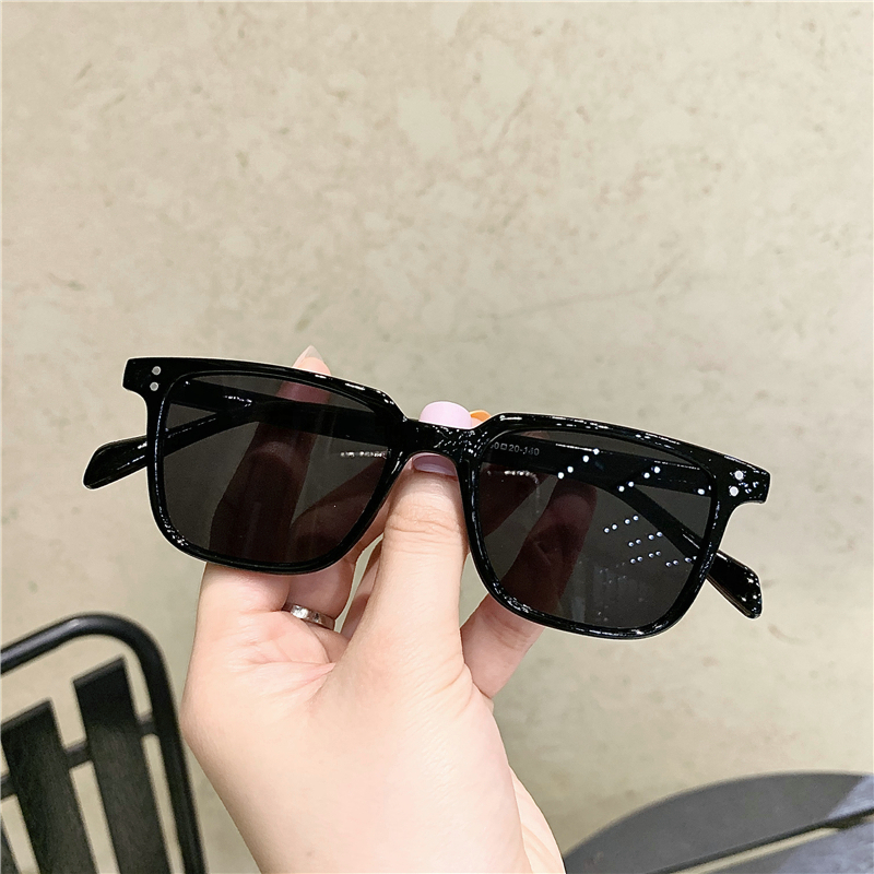 Kacamata Hitam Persegi Wanita/ Pria Gaya Retro Sempit Frame Murah Sunglasses Fashion Korea-Hitam abu-abu