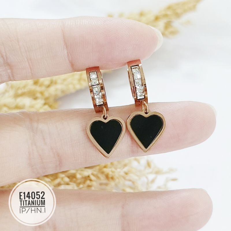 Anting Titanium jepit love hitam E14052