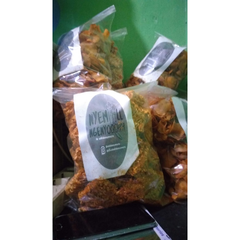 

Keripik singkong dan mie pedes