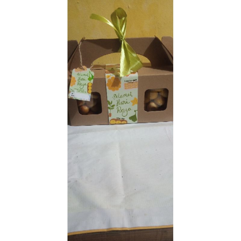 

Hampers Kue Kering - Isi 3 Toples - Nastar , Kastangele , Putri Salju