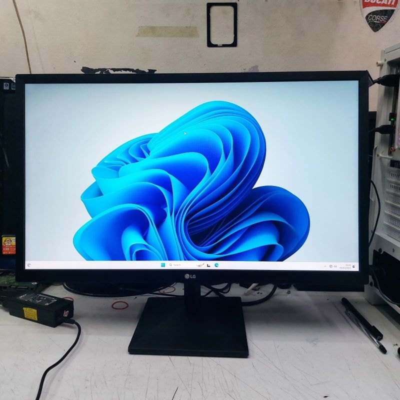 MONITOR LED 24INCH LG MULUS LIKE NEW