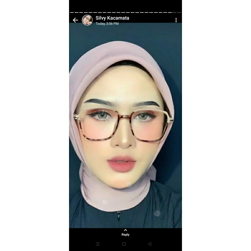kacamata kotak wanita