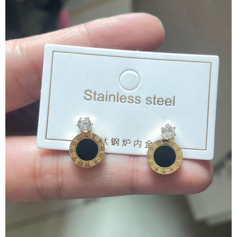 anting bulat hitam titanium permata