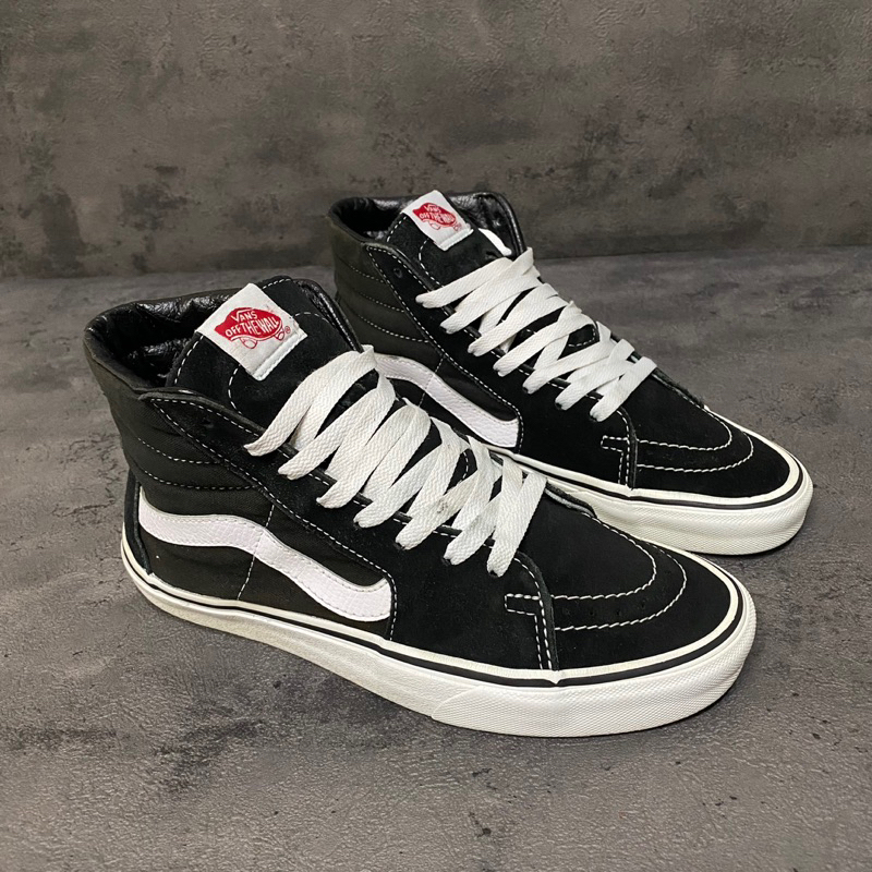 Vans SK-8 Hi Black And White  Kode barang : 156 * Size 41 (26,5 CM) * Made In China * Kondisi 90% * 