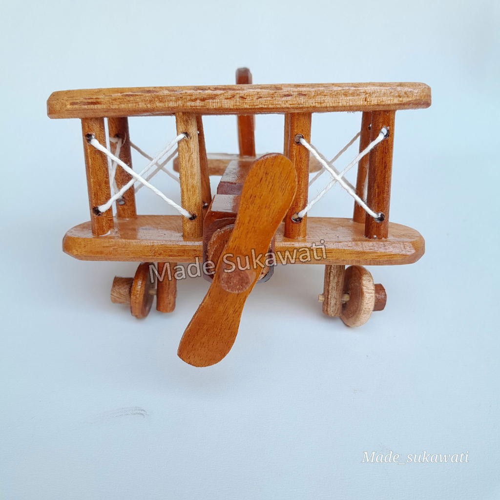 Miniatur pesawat klasik kerajinan kayu handmade