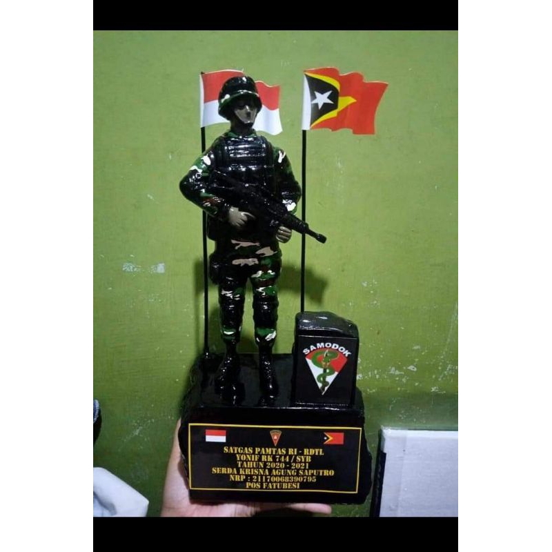 miniatur patung tni polri