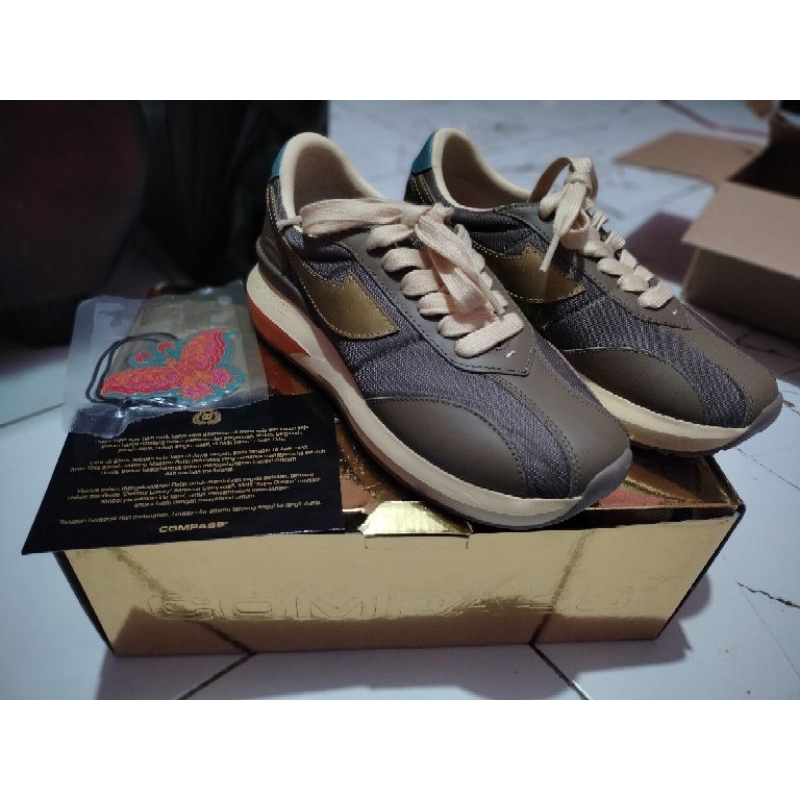 sepatu Compas x Iwan Tirta batik