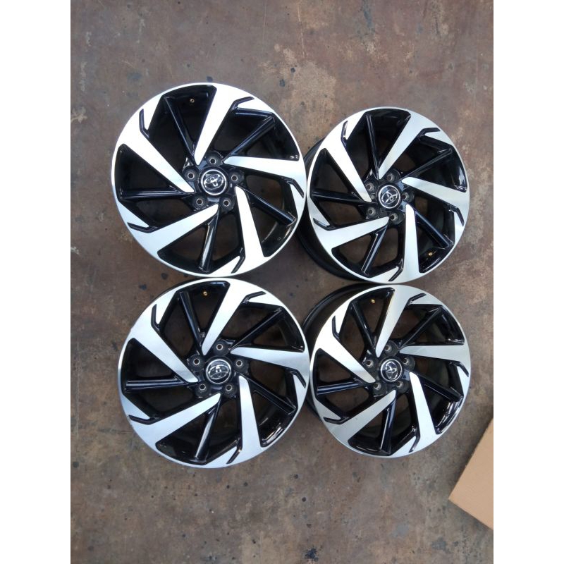 Velg Mobil bekas rush ring 17 lubang 5x114 bisa untuk innova