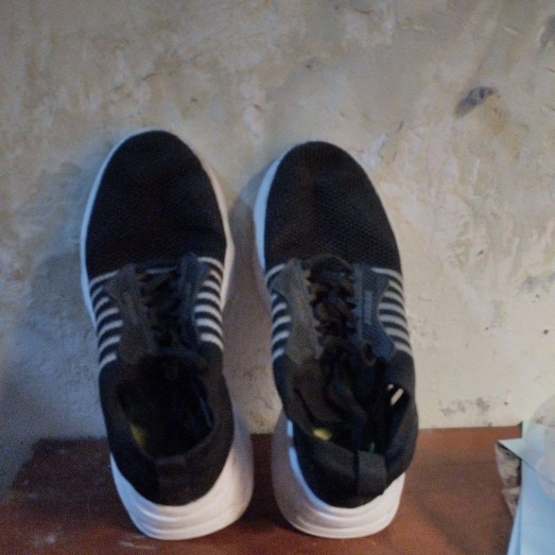 [Preloved] Sepatu Sneaker Precise 39