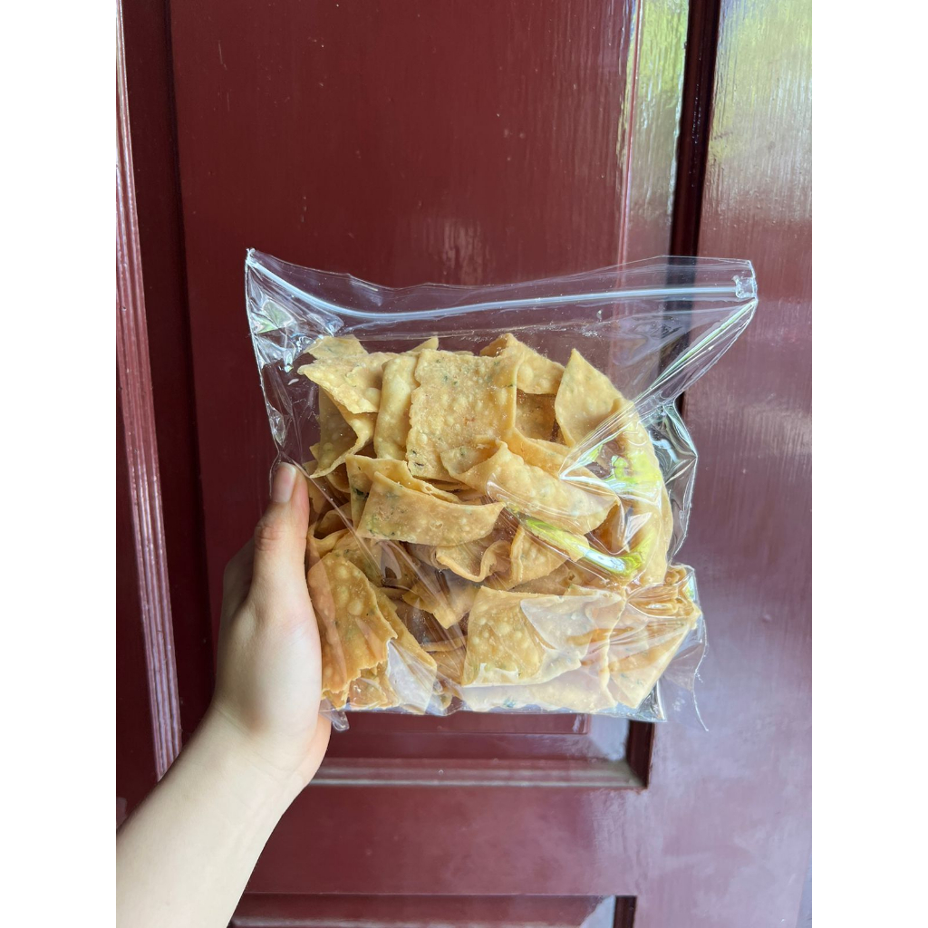 

KUE BAWANG PETAK ORIGINAL RENYAH 250 GRAM KERIPIK BAWANG ORIGINAL KERUPUK BAWANG KUE BAWANG SAYUR SNACKY MEDAN OLEH-OLEH KHAS MEDAN CEMILAN MEDAN