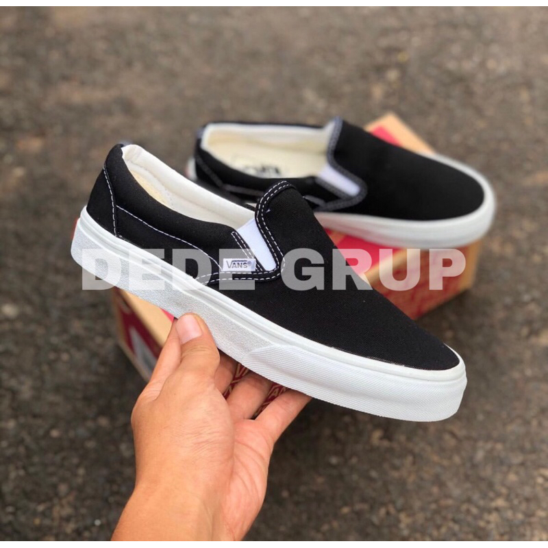 Sepatu Wanita Pria Sneakers Vans Slip On Og Black White