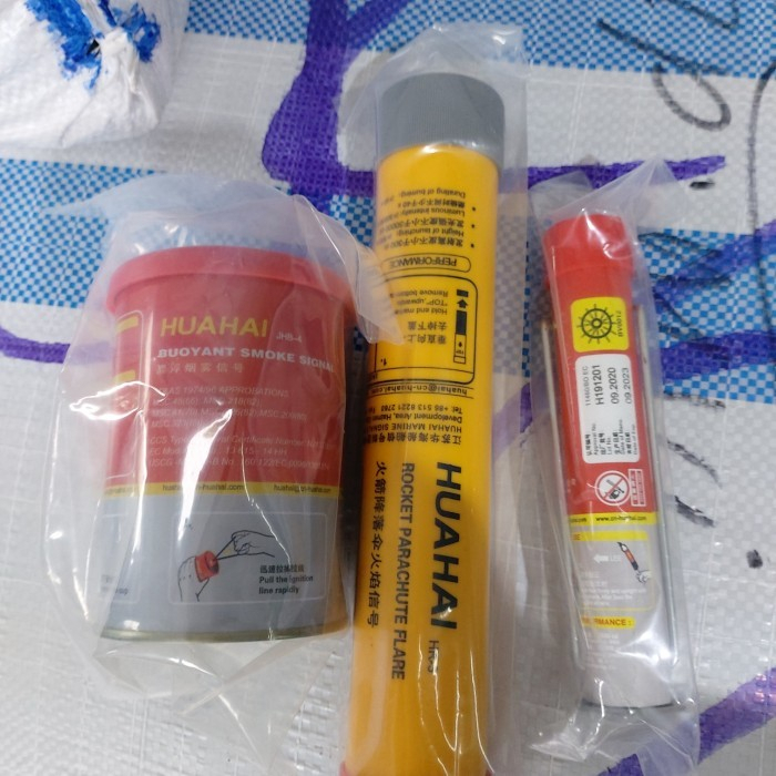 Pyroteknik 1 set Huahai ( Smoke Signal, Rocket Parachute, Red Hand )