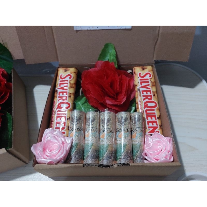 

Money giftbox | Hampers uang | souvenir | hadiah ulang tahun | Wisuda | anniversary | Kotak bunga | Hadiah coklat mini | mini giftbox | snack hampers silverqueen