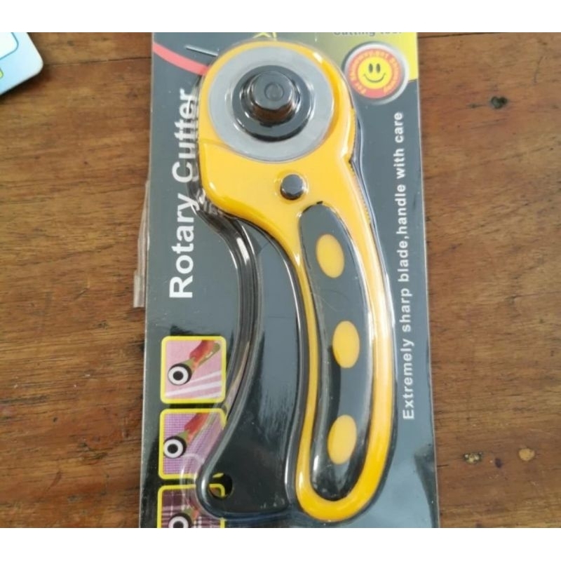 

Alat Pemotong Kertas Rotary Circle Cutter 45 mm Potong 45mm