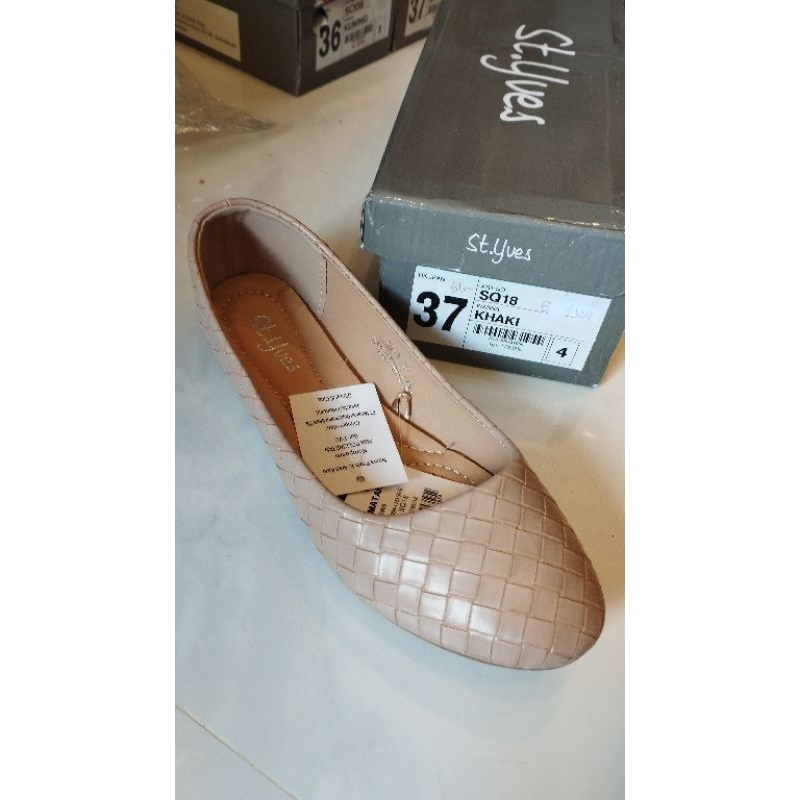 Sepatu St Yves wanita