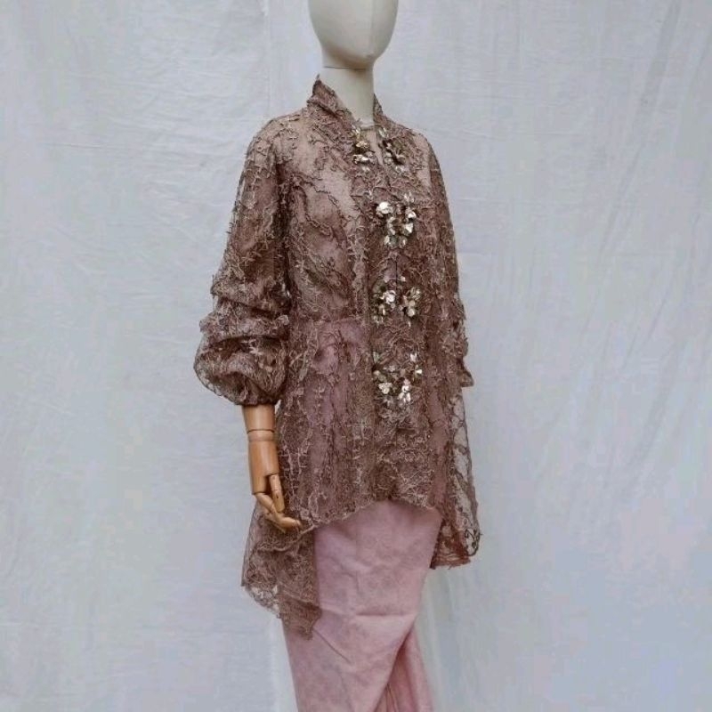 sewa kebaya jaleela runa brown graduation lamaran perpisahan wisuda engagement photoshoot kondangan