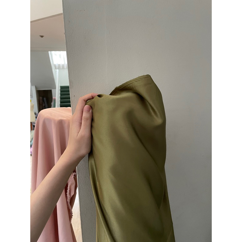 Kain Satin Velvet Premium Warna Hijau Army Semi Olive Bahan Seragam Bahan Furing Bisa untuk Background Backdrop Foto Produk