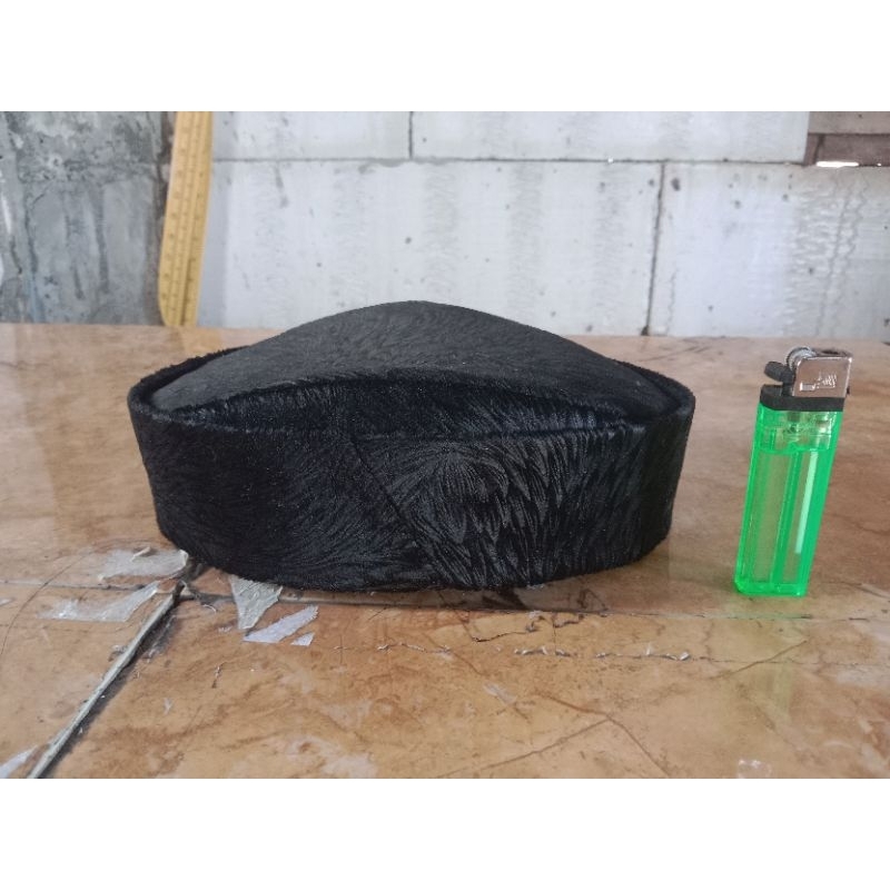 PECI,SONGKOK SUSUN 5 CM MOTIF BULU HITAM