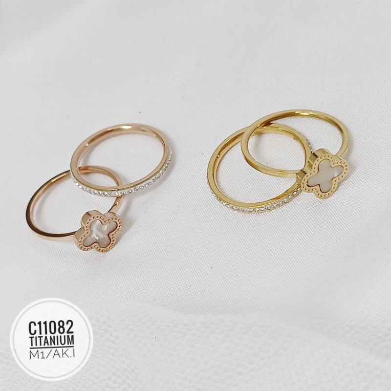 Cincin titanium set clover putih C11082