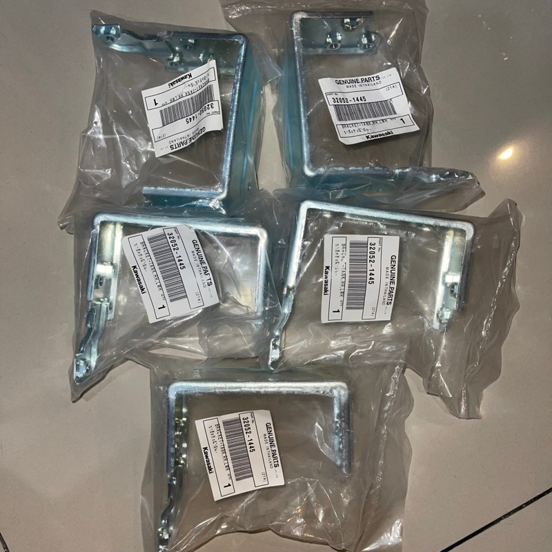 BRACKET-TANK RR,LWR KODE 32052-1445.